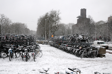 846605 Gezicht op de tijdelijke fietsenstalling op het Moreelseviaduct bij de Catharijnesingel te Utrecht, tijdens ...
